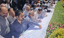 جماهير إيرانية توقع على عريضة لمطالبة الحكومة بالانسحاب من معاهدة حظر انتشار الأسلحة النووية.